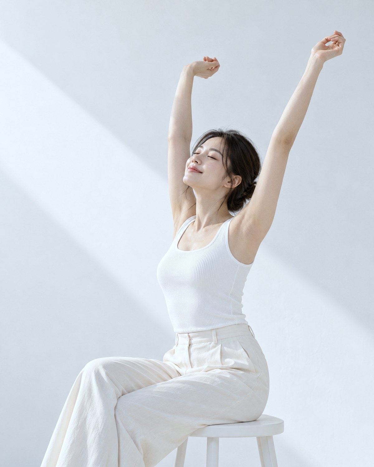 在晨光中閉眼伸展雙臂的女性