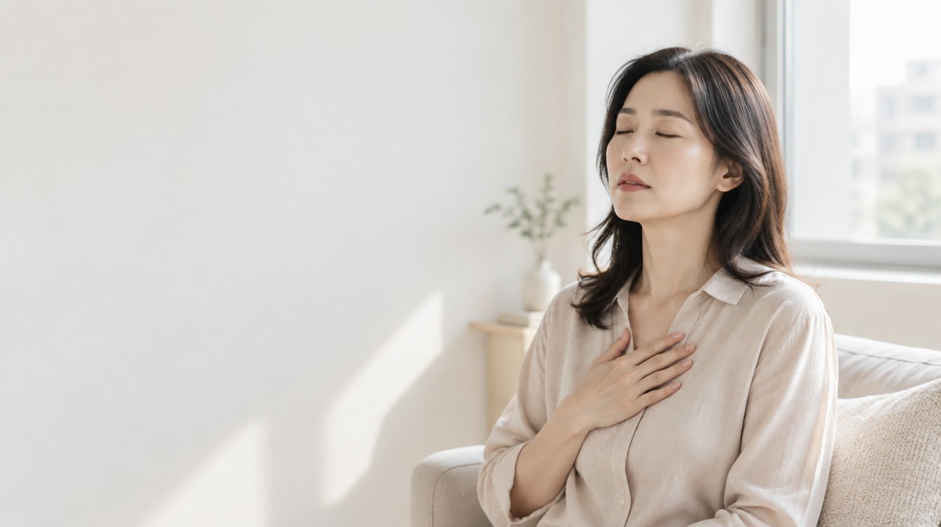 手放胸口調整呼吸的女性